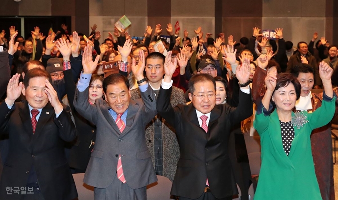 국민통합연대 창립대회가 23일 오전 서울 중구 프레스센터에서 열렸다. 이날 이재오(앞줄 왼쪽 둘째부터) 창립준비위원장과 홍준표 전 자유한국당 대표 등이 만세삼창을 하고 있다. 홍인기 기자