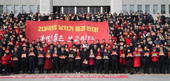 황교안 자유한국당 대표와 심재철 원내대표 등 의원들이 23일 국회 본관 앞 계단에서 열린 공수처법ㆍ선거법 날치기 저지 규탄대회에서 구호를 외치고 있다. 연합뉴스