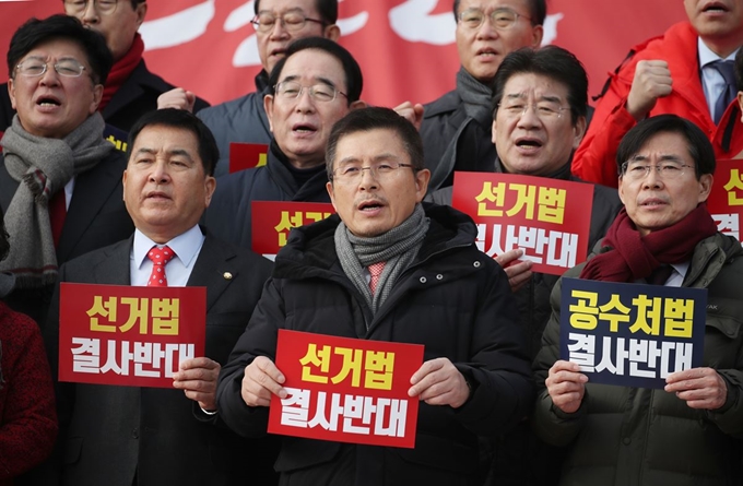 자유한국당 황교안 대표와 심재철 원내대표 등 의원들이 23일 국회 본관 앞 계단에서 열린 공수처법ㆍ선거법 날치기 저지 규탄대회에서 구호를 외치고 있다. 연합뉴스