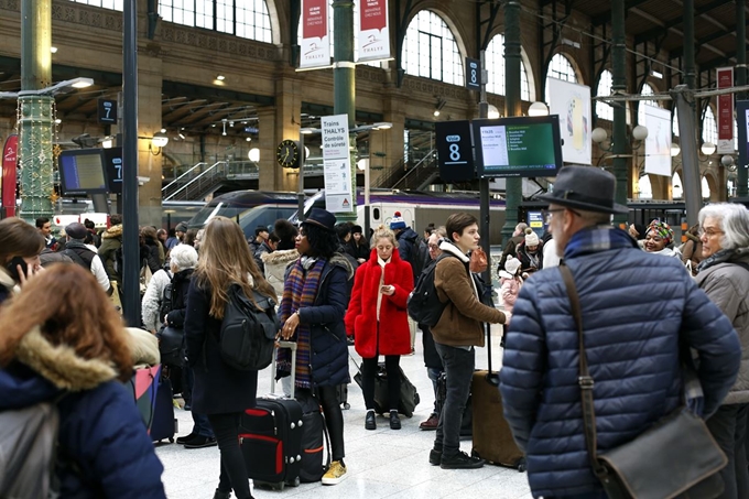 22일 프랑스 파리의 ‘파리 북역(Gare du Nord)’이 열차를 타려는 시민들로 붐비고 있다. 정부의 연금개혁에 반대하는 철도노조 등의 총파업이 18일간 계속되고 있는 가운데, 파리는 최근 열차 운행 횟수가 급속히 줄어든 상태다. 파리=AP 연합뉴스