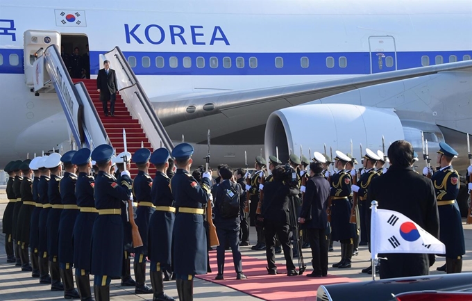 문재인 대통령이 23일 베이징 서우두 공항에 도착, 전용기에서 내리고 있다. 문 대통령은 베이징에서 시진핑 중국 국가주석과 정상회담 후 쓰촨성 청두에서 열리는 한중일 정상회의에 참석한다. 베이징=연합뉴스