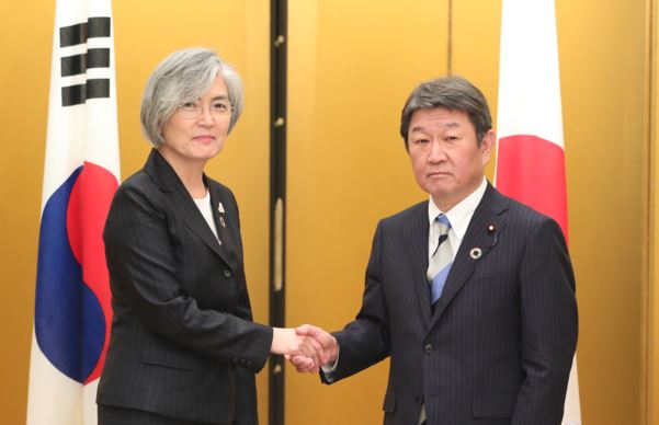 지난달 일본 나고야에서 열린 G20 외교장관회의를 계기로 장관회담을 가진 강경화(왼쪽) 외교부 장관과 모테기 도시미쓰 일본 외무장관. 연합뉴스