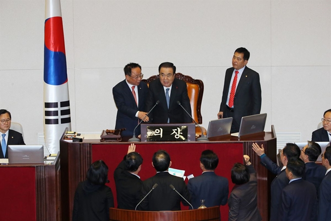 자유한국당 의원들이 23일 오후 국회 본회의장에서 문희상 국회의장이 본회의를 개의하자 항의하고 있다. 연합뉴스