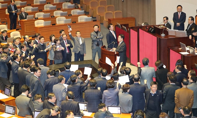 자유한국당 의원들이 23일 국회 본회의에서 문희상 국회의장 사퇴를 요구하고 있다. 연합뉴스