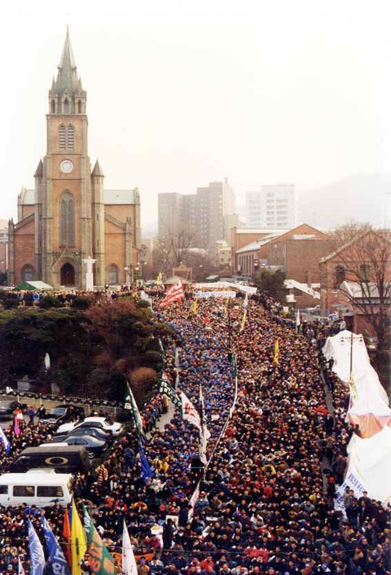 날치기 개정 노동법 백지화를 요구하는 총파업의 열기로 달아오른 1996년 12월 30일 서울 명동성당 집회. llabor.org