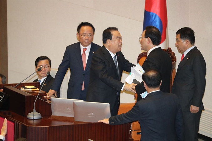 문희상 국회의장이 23일 오후 국회 본회의에서 필리버스터를 인정해달라는 주호영 자유한국당 의원과 대화하고 있다. 연합뉴스