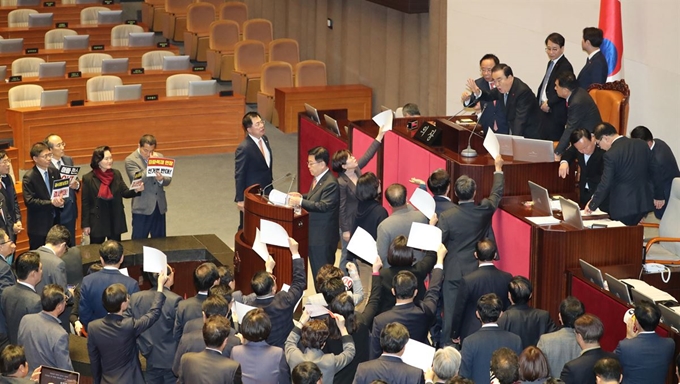 자유한국당 의원들이 23일 오후 국회 본회의에서 문희상 국회의장에게 무제한 토론을 인정해 달라고 요구하고 있다. 연합뉴스