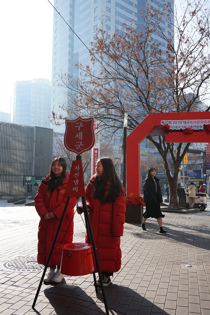 크리스마스 이브인 24일 대구 중구 동성로에서 구세군 냄비 자원봉사자가 모금 활동을 펼치고 있다. 한편 대구 중구 옛 중앙파출소 앞에 설치된 사랑의 온도탑은 39도를 가리키고 있다. 현재 목표 금액은 100억 2,000만원 가운데 39억1,200만원이 모금됐다. 성금 모금은 내년 1월 31일까지 대구사회복지공동모금회 사랑의 계좌나 각 동 행정복지센터, 방송사 등에 성금 및 물품을 기탁할 수 있다. 김재현 기자 k-jeahyun@hankookilbo.com