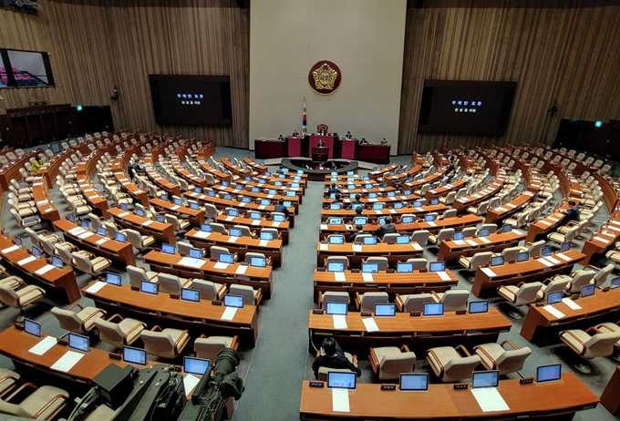 자유한국당 권성동 의원이 24일 오전 국회 본회의장에서 선거법 개정안 반대 무제한 토론을 하는 동안 여야 의원석이 텅비어 있다. 연합뉴스