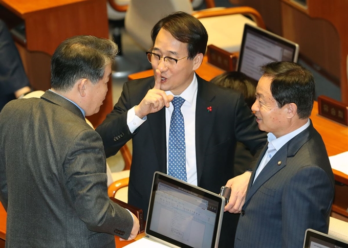 김경협(왼쪽) 더불어민주당 의원이 24일 오전 서울 여의도 국회에서 예산부수법안과 공수처법, 유아교육법 개정안 등을 안건으로 열린 본회의에서 권성동 한국당 의원의 필리버스터 발언에 큰소리로 반박하고 있다. 이에 이원욱 민주당 원내수석부대표가 그를 만류하고 있다. 뉴시스