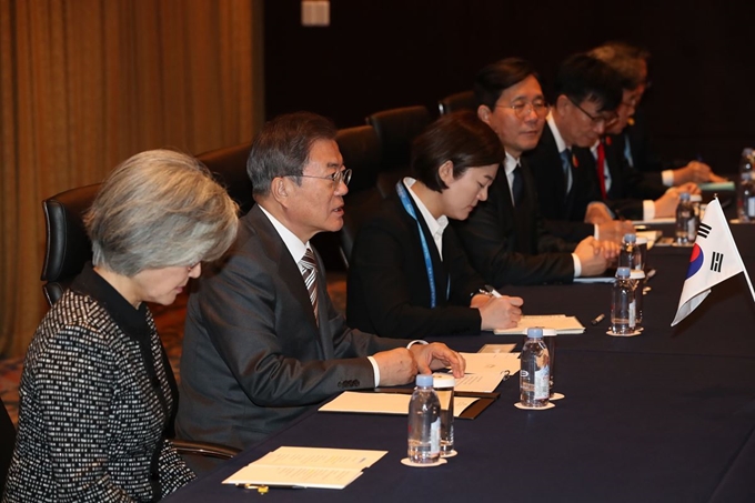 문재인 대통령이 24일 오후 중국 쓰촨성 청두에서 아베 신조 일본 총리와 정상회담을 하고 있다. 청두=청와대사진기자단