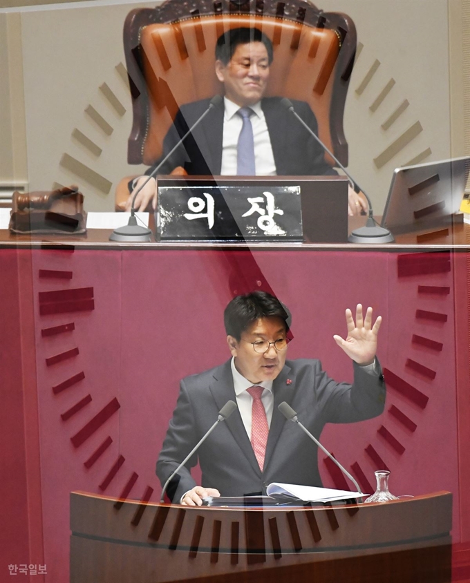 자유한국당 권선동 의원이 24일 오전 국회 본회의장에서 선거법 개정 반대 무제한 토론(필리버스터)을 하고 있다. 권의원 발언 모습과 본회의장 대형시계를 다중촬영했다. 오대근 기자