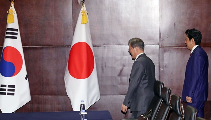 문재인 대통령과 아베 일본 총리가 24일 중국 쓰촨성 청두 세기성 샹그릴라호텔 정상회담장으로 들어서고 있다. 청두=류효진기자