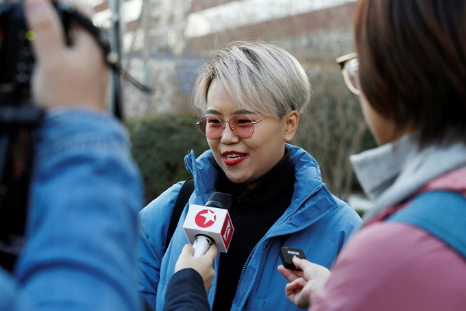 23일 중국 베이징 차오양 인민법원 앞에서 난자냉동 시술을 거부한 병원을 고소한 중국인 여성 테레사 쉬가 언론과 인터뷰를 하고 있다. 베이징=로이터 연합뉴스