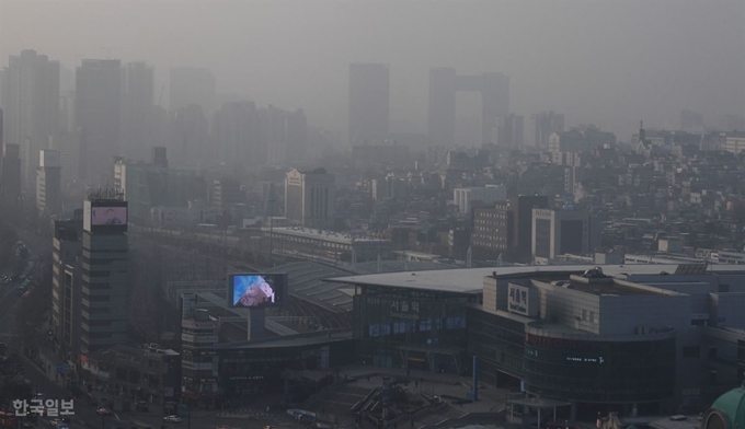 수도권 등 중서부 지역을 중심으로 미세먼지가 짙게 낀 24일 오전 서울 세종대로에서 바라본 서울역 도심이 뿌옇다. 배우한 기자