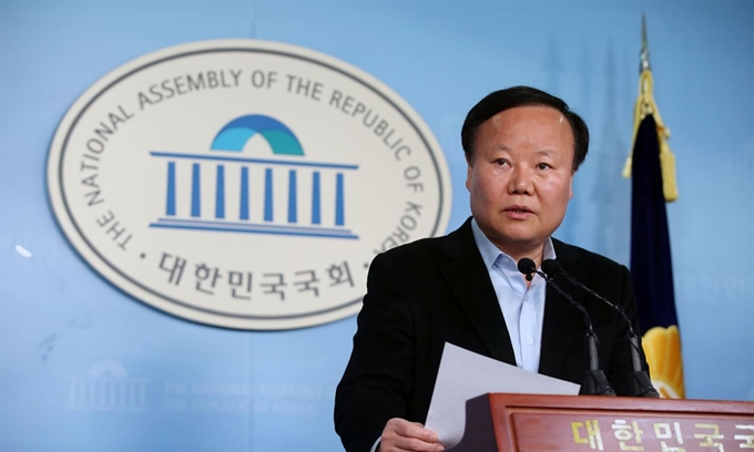 김재원 자유한국당 정책위의장이 24일 국회 정론관에서 현안 관련 기자회견을 하고 있다. 연합뉴스