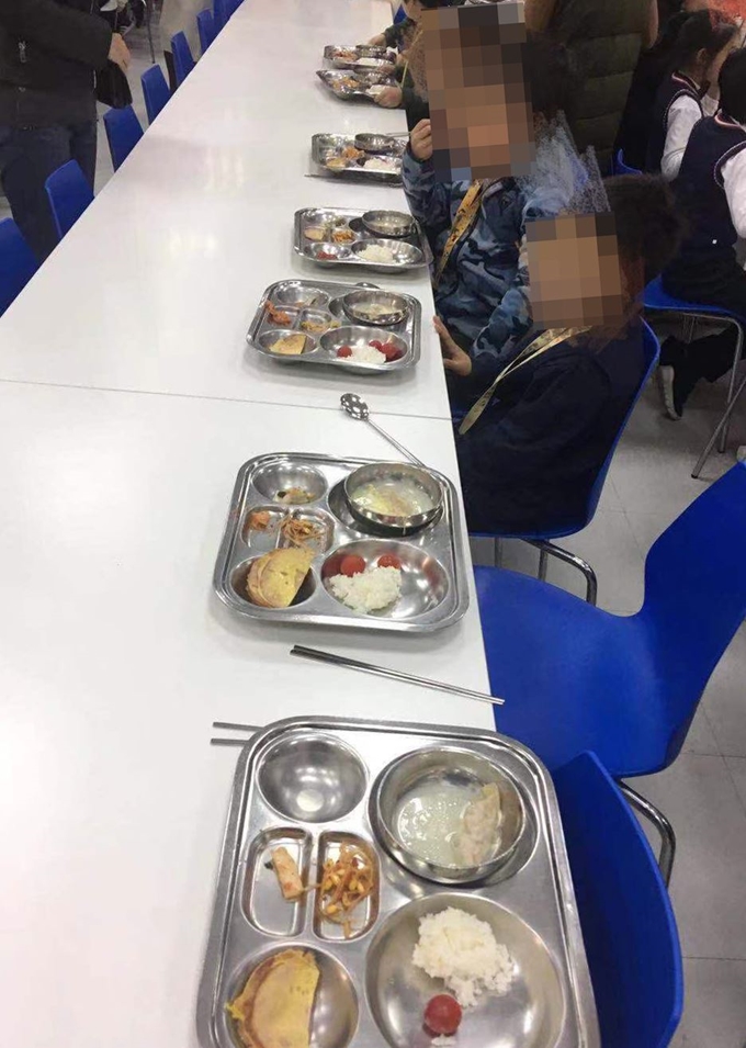 지난 12일 상하이 한국학교에서 2학년 학생들이 점심을 먹고 있다. 일부 학부모들은 급식의 양과 질 모두 문제가 있다고 불만을 제기했다. 연합뉴스=학부모 제공