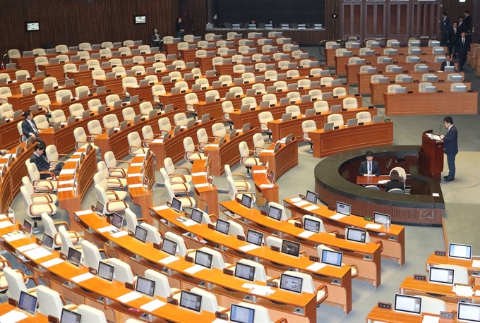 불어민주당 최인호 의원이 24일 오전 국회 본회의장에서 선거법 개정안 반대 무제한 토론을 하는 동안 여야 의석이 텅 비어 있다. 오대근기자