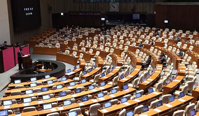 24일 오전 국회 본회의장에서 권성동 자유한국당 의원이 선거법 개정안 반대 무제한 토론을 하는 동안 여야 의원석이 텅비어 있다. 오대근 기자