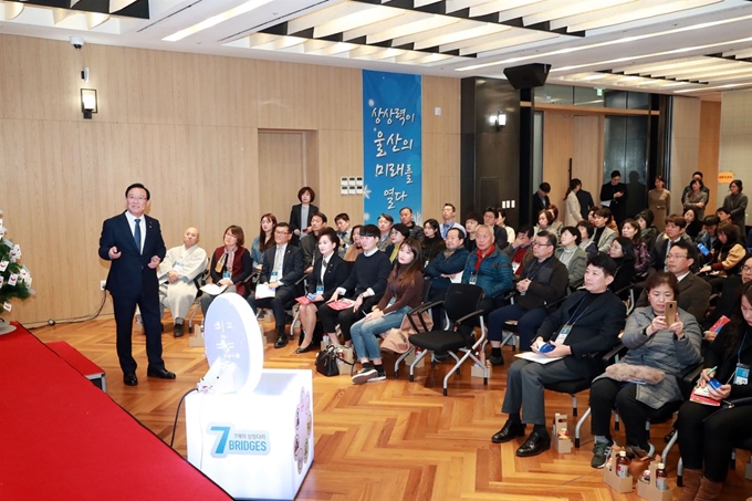 [PYH2019122419500005700] <YONHAP PHOTO-2921> 울산 소통 365릴레이 간담회 (울산=연합뉴스) 24일 울산시의사당 시민홀에서 송철호 시장(맨앞) 주재로 '울산, 오늘도 소통한 데이(they)'라는 주제로 소통 365릴레이 공감 피드백 간담회가 열리고 있다.