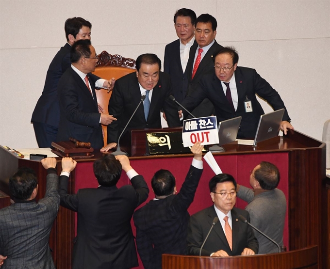 문희상 국회의장이 23일 한국당의 무제한 발언 요청을 무시하며 임시국회 회기의 건과 일반 안건을 상정해 통과시키자 한국당 의원들이 항의하고 있다. 오대근 기자