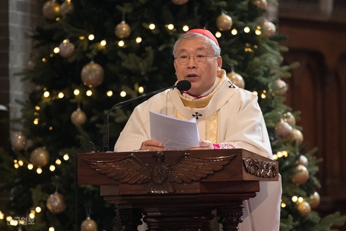 [저작권 한국일보]성탄절인 25일 염수정 추기경이 서울 중구 명동성당에서 열린 성탄대축일 정오미사를 집전하고 있다. 고영권 기자