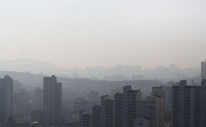 성탄절인 25일 오전 서울시내가 미세먼지 농도 '나쁨'으로 뿌옇게 보이고 있다. 연합뉴스