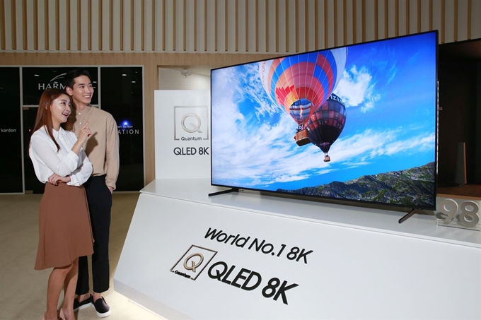 삼성전자가 업계 최초로 8K HDMI 2.1 영상 규격 인증을 획득했다고 25일 밝혔다. 사진은 관람객들이 이 회사 QLED 8K 제품을 살펴보는 모습. 삼성전자 제공