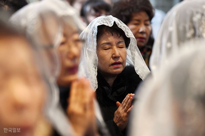 25일 서울 중구 명동성당에서 열린 주님 성탄 대축일 낮미사에서 신자들이 기도하고 있다.고영권 기자