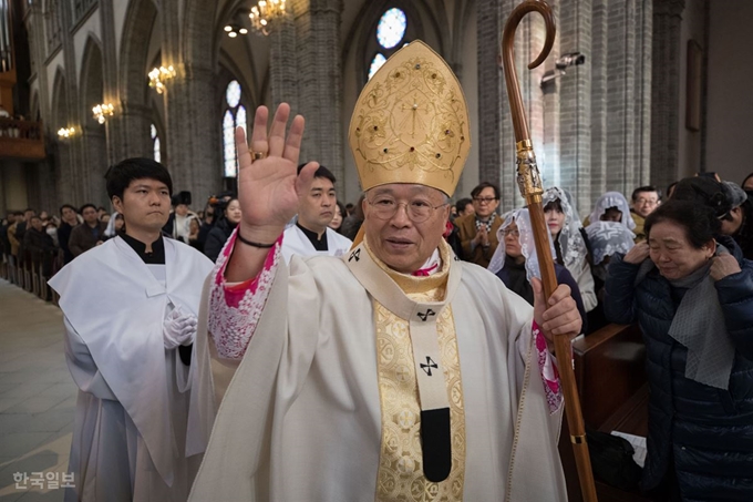 염수정 추기경이 성탄절인 25일 서울 중구 명동성당에서 열린 성탄 대축일 낮 미사에 들어서며 신자들을 향해 인사하고 있다. 고영권 기자