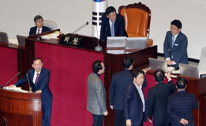 정유섭 자유한국당 의원이 25일 오전 서울 여의도 국회에서 공직선거법 일부개정법률안에 대한 필리버스터를 이어가는 동안 자유한국당 의원들이 자료를 화면에 띄워 달라며 의장단을 향해 항의하고 있다. 뉴시스