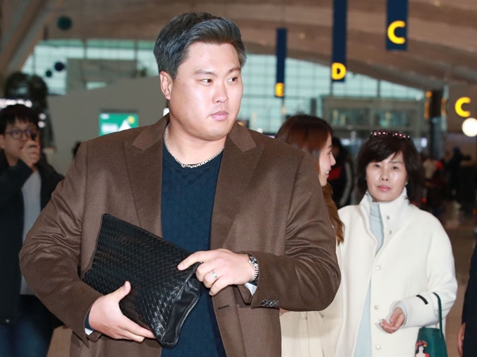 류현진이 25일 오전 인천국제공항 2터미널에서 캐나다 토론토로 출국하고 있다. 영종도=연합뉴스