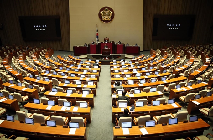 박대출 자유한국당 의원이 25일 오전 국회에서 열린 본회의에서 공직선거법 개정안에 대해 무제한 토론을 하고 있다. 연합뉴스