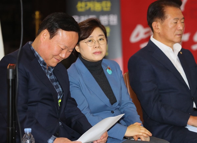 김재원(왼쪽) 자유한국당 정책위의장이 25일 국회 로텐더홀에서 열린 원내대표-최고중진연석회의에서 김정재 원내대변인과 대화하며 미소짓고 있다. 연합뉴스