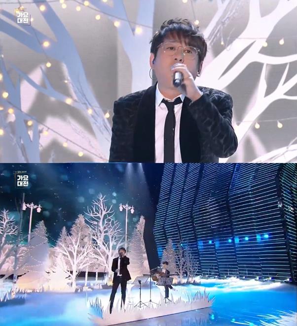 신승훈이 ‘가요대전’에서 특별한 라이브 무대를 선보였다. SBS 화면 캡처