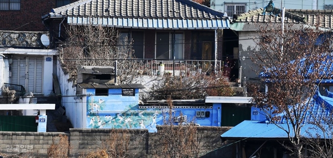 [저작권 한국일보]19일 오전 경기 고양시 화전동 벽화마을길. 마을 담벼락마다 벽화로 물들어 있다. 홍인기 기자