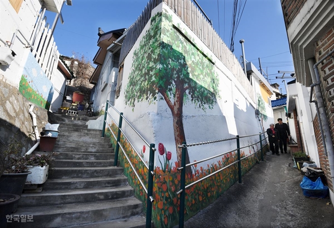 [저작권 한국일보]19일 오전 경기 고양시 화전동 벽화마을길. 삭막한 회색 담벼락이 알록달록한 벽화로 물들어 있다. 홍인기 기자