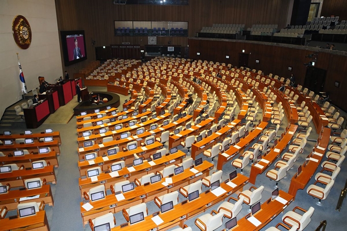 '공직선거법 개정안'에 대한 '필리버스터'가 사흘째 이어진 크리스마스 휴일인 25일 오후 국회 본회의장에서 더불어민주당 강병원 의원이 선거법 개정에 찬성하는 무제한 토론을 하고 있다. 연합뉴스