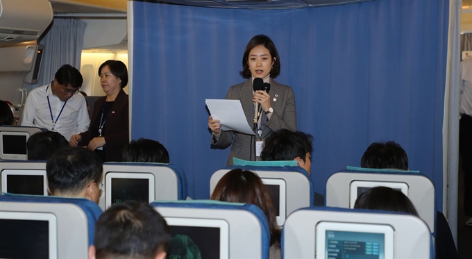 고민정 청와대 대변인이 지난 23일 쓰촨성 청두행 공군1호기에서 한중 정상회담 관련 브리핑을 하고 있다. 문재인 대통령은 이날 베이징에서 시진핑 국가주석과 회담 후 한중일 정상회담을 위해 쓰촨성 청두로 이동했다. 베이징=연합뉴스