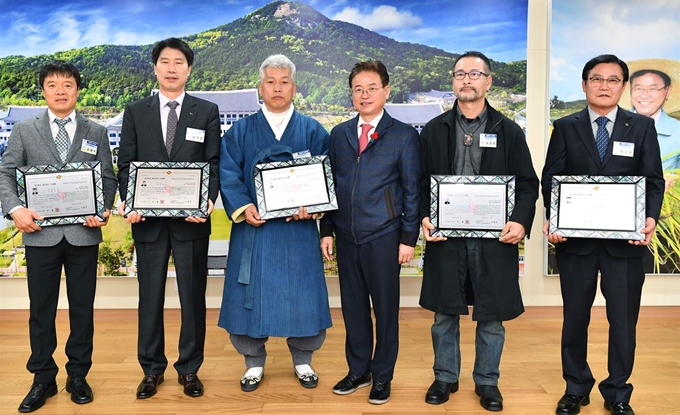 2019년 경북도 최고장인으로 선정된 김경식(왼쪽부터), 정규점, 김상구, 이철우 경북도지사, 이창호, 방종찬 씨가 인증패를 들고 기념사진을 찍고 있다. 경북도 제공