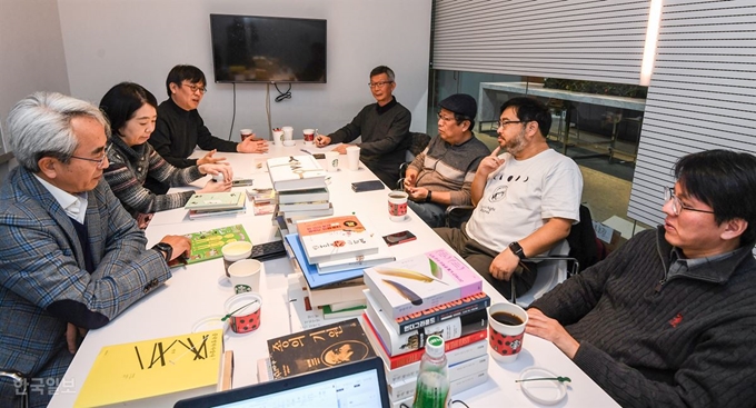 지난 15일 제60회 한국출판문화상 본심 심사를 위해 서울 세종대로 한국일보에 모인 심사위원들. 왼쪽부터 시계 방향으로. 김경집(인문학자), 김지은(아동문학평론가), 장은수(이감문해력연구소 대표), 백승종(역사가), 한기호(한국출판마케팅연구소장), 이정모(서울시립과학관장), 이현우(서평가). 류효진 기자