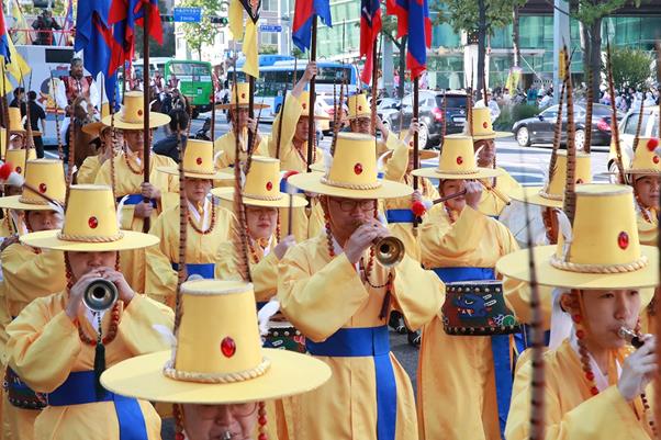 지난 10월 서울 관악구에서 열린 ‘관악 강감찬 축제’에서 펼쳐진 퍼레이드 모습. 관악구 제공