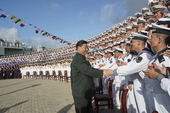 시진핑 중국 국가주석이 17일 하이난성 싼야의 해군기지에서 열린 항공모함 ‘산둥’ 취역식에 참석해 장병들과 악수를 하고 있다. 산둥함은 중국의 두 번째 항공모함이자 독자 기술로 건조된 최초의 항공모함이다. AP 연합뉴스