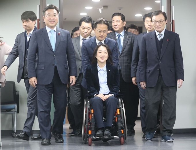 26일 서울 여의도 더불어민주당 당사에서 이해찬 대표가 총선 '영입인재 1호'인 최혜영 강동대 사회복지학과 교수를 소개하고 있다. 연합뉴스