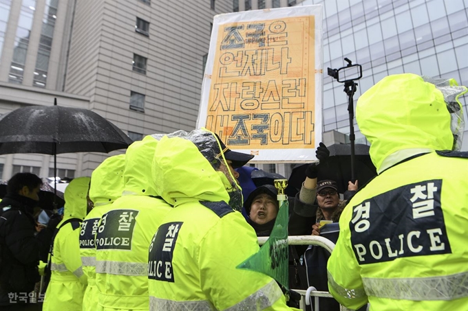 직권남용 혐의로 구속영장이 청구된 조국 전 법무부 장관이 영장실질심사를 받기 위해 서울동부지방법원에 출석한 26일 조 전 장관의 지지자들이 법정 출입구 앞에서 구호를 외치고 있다. 이한호 기자