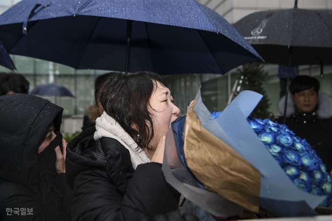 직권남용 혐의로 구속영장이 청구된 조국 전 법무부 장관이 영장실질심사를 받기 위해 서울동부지방법원에 출석한 26일 조 전 장관의 지지자가 법정 출입구 앞에서 꽃다발을 들고 서 있다. 이한호 기자