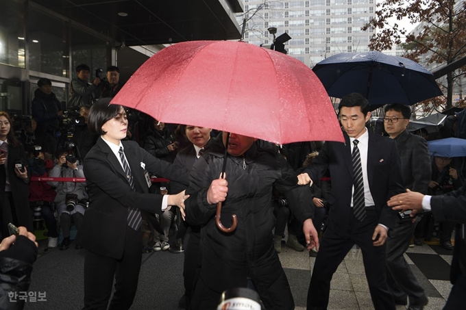 직권남용 혐의로 구속영장이 청구된 조국 전 법무부 장관이 영장실질심사를 받기 위해 서울동부지방법원에 출석한 26일 보수단체 회원이 난동을 부리고 있다. 이한호 기자