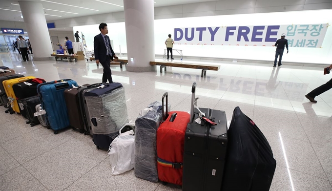 지난 5월 인천국제공항 직원들이 입국장 면세점 운영을 준비하고 있다. 연합뉴스