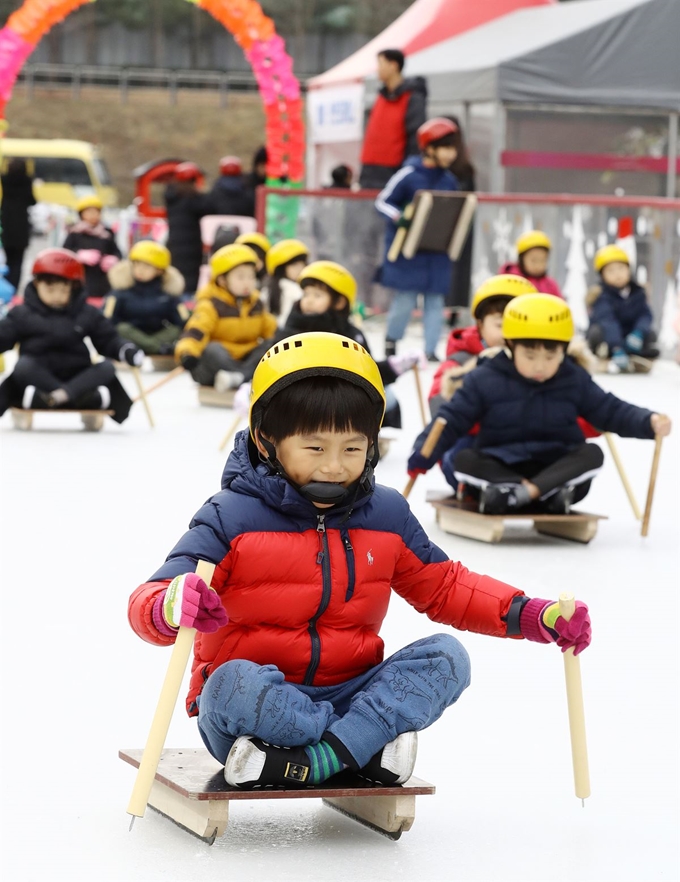 26일 오후 서울 서초구 서리풀 얼음썰매장에서 어린이들이 썰매를 타고 있다. 썰매장은 2020년 2월 9일까지 운영한다. 연합뉴스