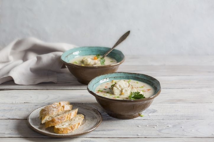 대구 토마토 스튜 위에 허브나 파 등으로 장식하고, 빵을 곁들이면 더욱 맛있다. 게티이미지뱅크